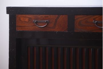 アンティーク家具　古民具・骨董　明治期　框が太く重厚なアンティーク引き出し付き時代箪笥ローボード(水屋箪笥、テレビ台、キャビネット、収納棚)