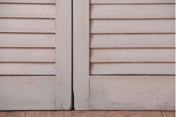 アンティーク　ルーバー風デザインがおしゃれなペイント引き戸2枚セット(雨戸)(1)