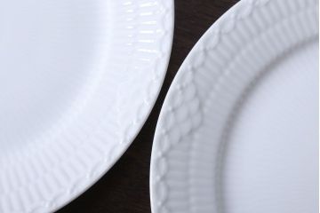 アンティーク雑貨　中古　ROYAL COPENHAGEN(ロイヤルコペンハーゲン)　WHITE FLUTED HALF LACE(ホワイトフルーテッド・ハーフレース) 25cmプレート(大皿)2枚セット(洋食器)