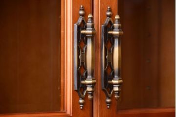 中古　横浜クラシック家具　ダニエル　高級品!収納棚(キャビネット)(2)(定価約50万円)