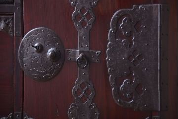 アンティーク家具　古民具・骨董　明治〜大正期　前面栗材!二段重ねのアンティーク米沢箪笥(台輪付き)