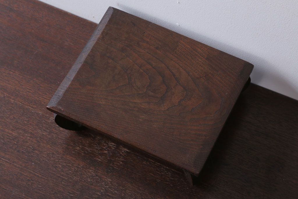 アンティーク雑貨　和製アンティーク　古い木製の小さな花台(飾り台)