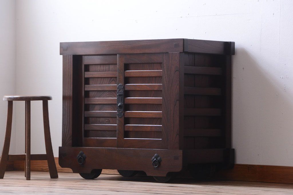 中古　民芸家具　総欅材!重厚な車箪笥(帳場箪笥)