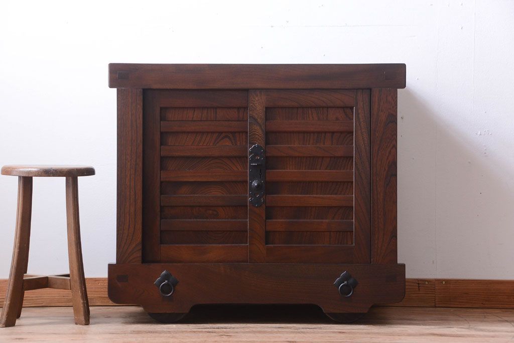 中古　民芸家具　総欅材!重厚な車箪笥(帳場箪笥)