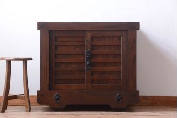 中古　民芸家具　総欅材!重厚な車箪笥(帳場箪笥)