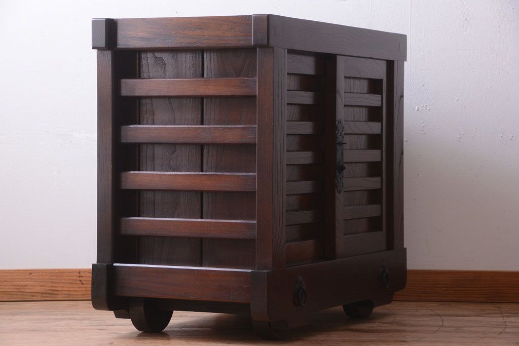 中古　民芸家具　総欅材!重厚な車箪笥(帳場箪笥)