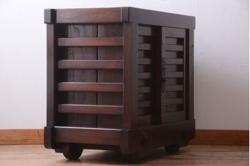 中古　民芸家具　総欅材!重厚な車箪笥(帳場箪笥)