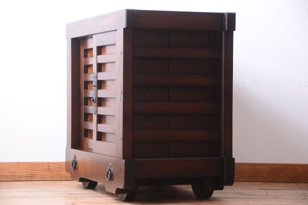 中古　民芸家具　総欅材!重厚な車箪笥(帳場箪笥)