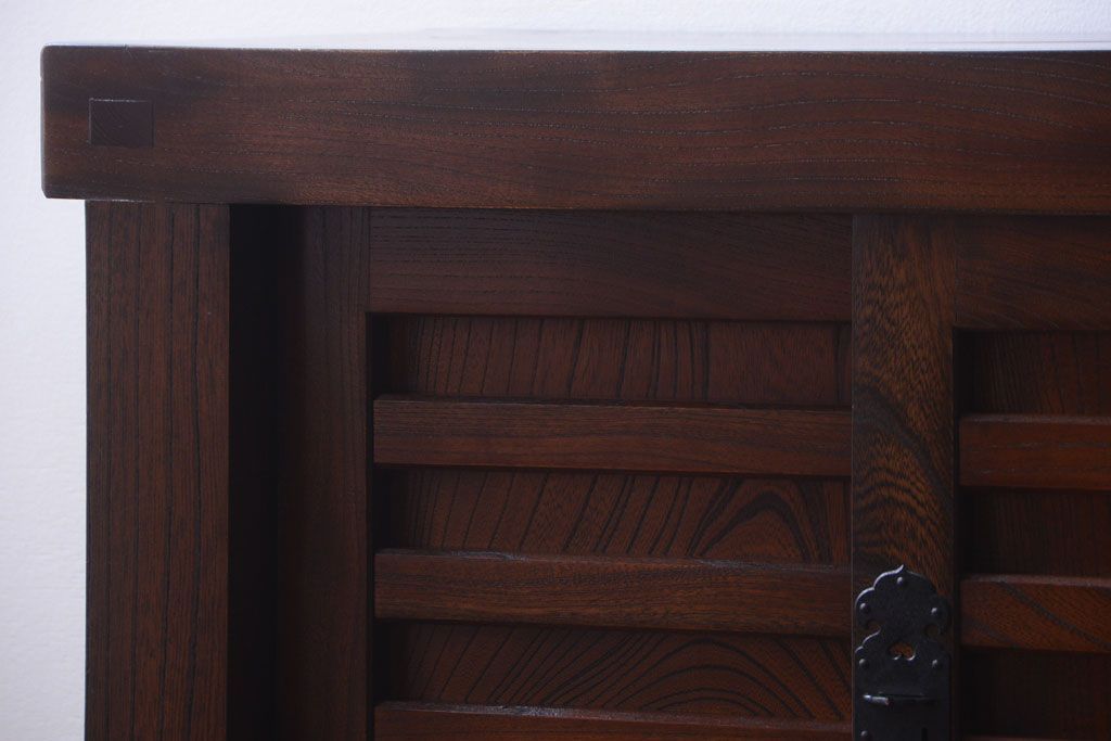 中古　民芸家具　総欅材!重厚な車箪笥(帳場箪笥)