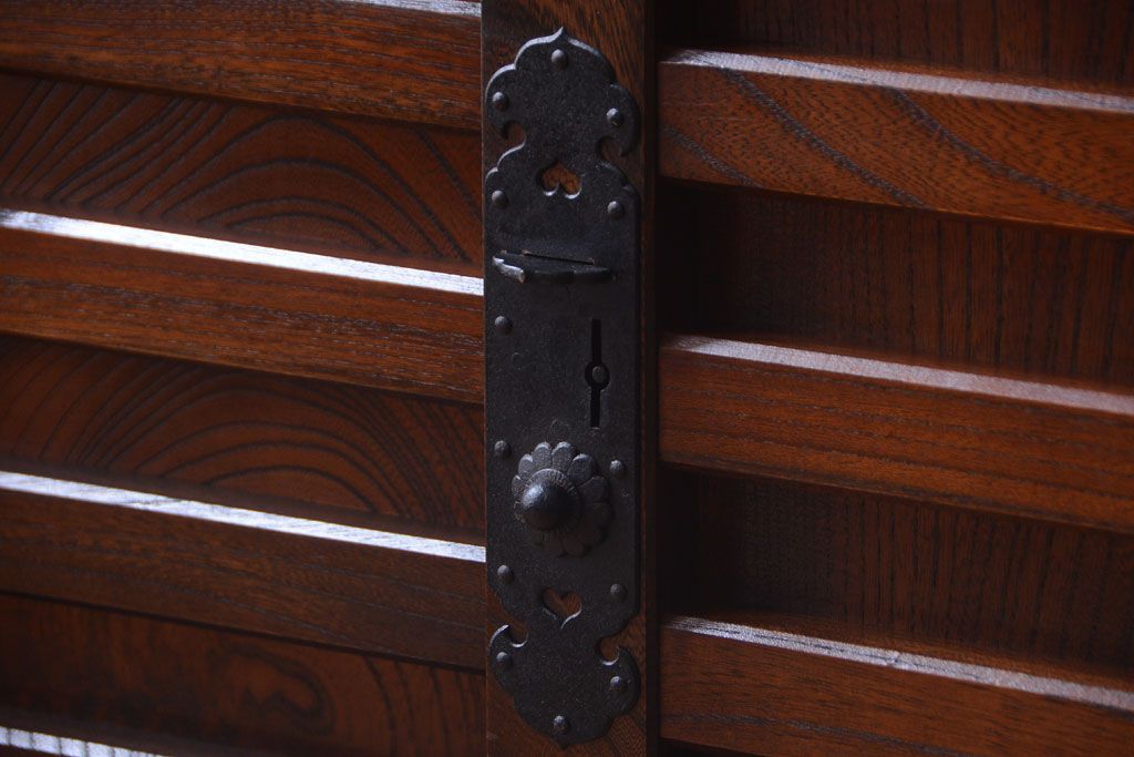 中古　民芸家具　総欅材!重厚な車箪笥(帳場箪笥)