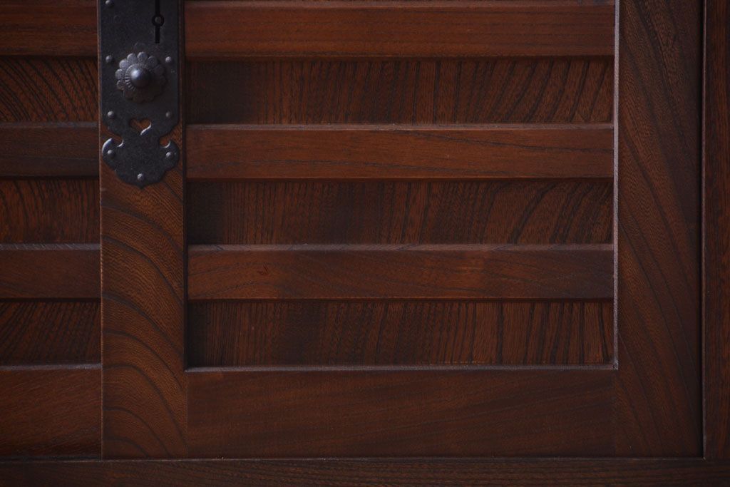 中古　民芸家具　総欅材!重厚な車箪笥(帳場箪笥)