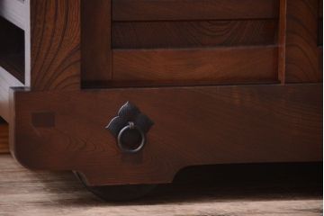 中古　民芸家具　総欅材!重厚な車箪笥(帳場箪笥)