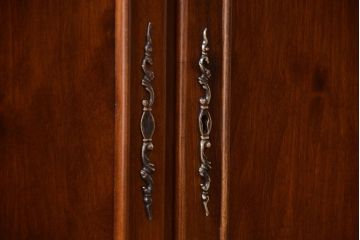 中古　VAROSA VALENTI(バロッサ バレンティ)　ライト付き特大キャビネット(カップボード)