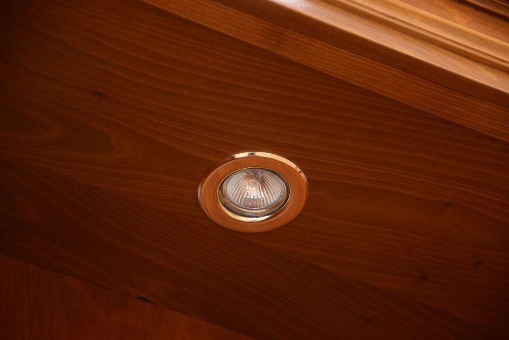 中古　VAROSA VALENTI(バロッサ バレンティ)　ライト付き特大キャビネット(カップボード)