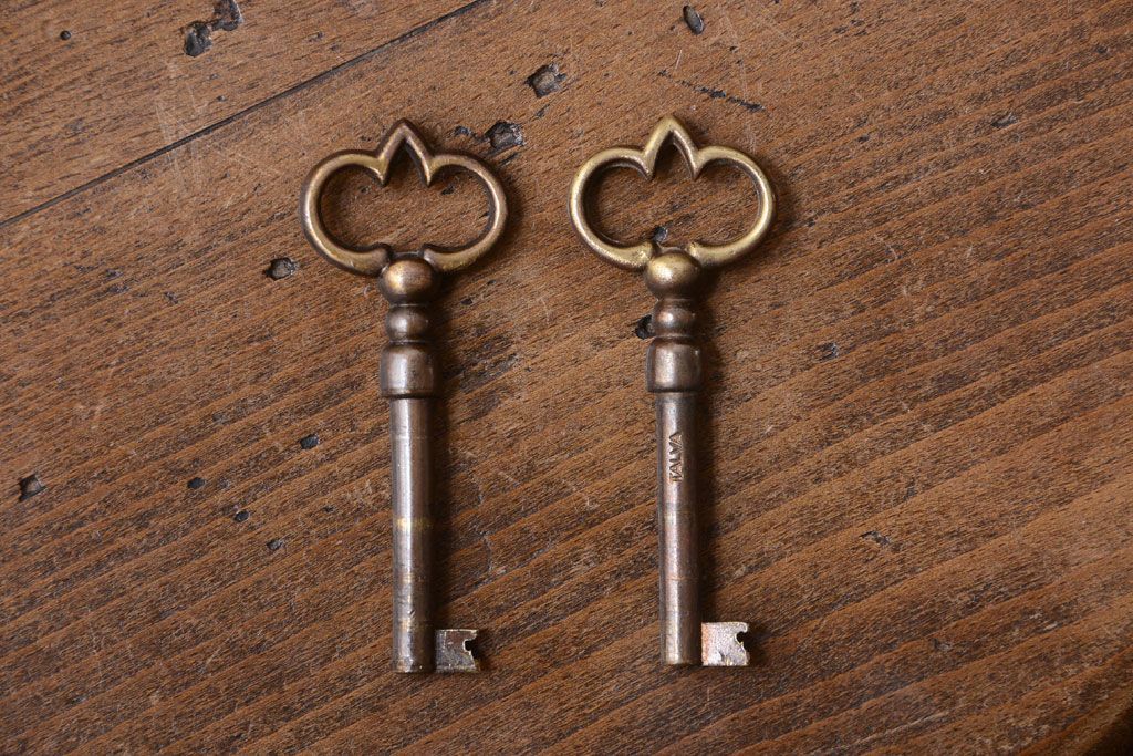 中古　VAROSA VALENTI(バロッサ バレンティ)　ライト付き特大キャビネット(カップボード)