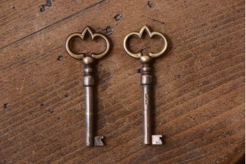 中古　VAROSA VALENTI(バロッサ バレンティ)　ライト付き特大キャビネット(カップボード)