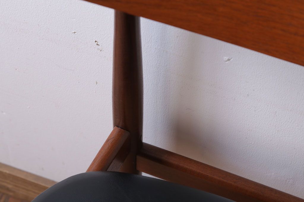 ヴィンテージ家具　北欧ビンテージ　G-PLAN(ジープラン)　シンプルなチェア