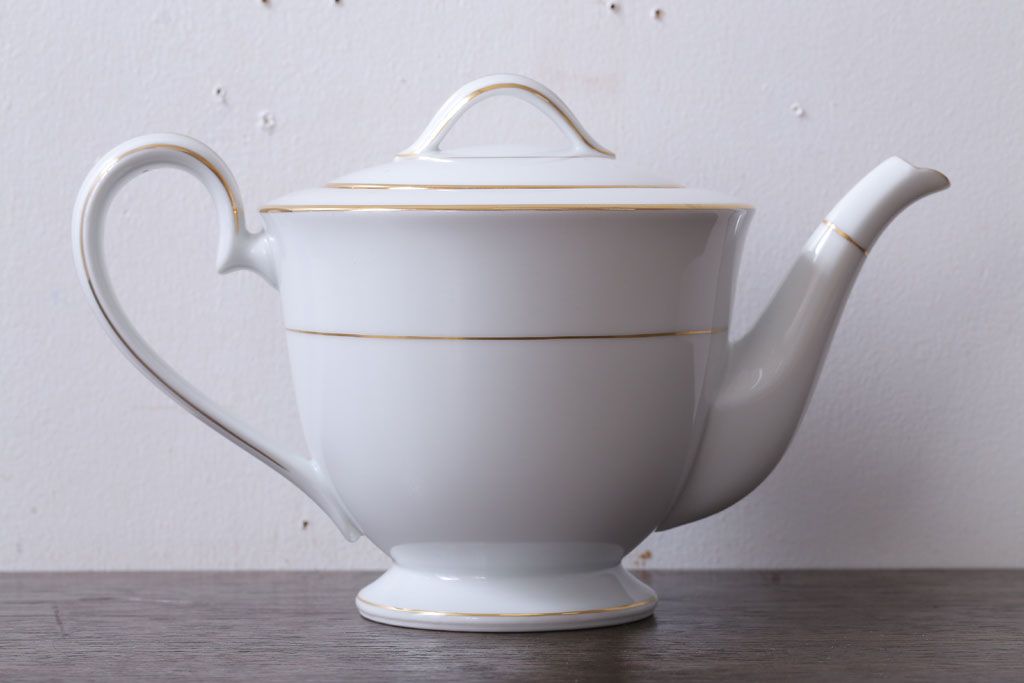 アンティーク雑貨　中古　ノリタケ(Noritake)　シェイプが美しい白いポット(洋食器)