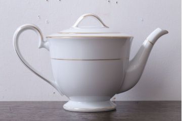アンティーク雑貨　中古　ノリタケ(Noritake)　シェイプが美しい白いポット(洋食器)
