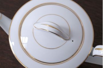 アンティーク雑貨　中古　ノリタケ(Noritake)　シェイプが美しい白いポット(洋食器)