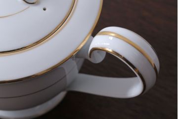 アンティーク雑貨　中古　ノリタケ(Noritake)　シェイプが美しい白いポット(洋食器)