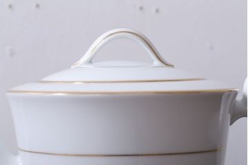 アンティーク雑貨　中古　ノリタケ(Noritake)　シェイプが美しい白いポット(洋食器)