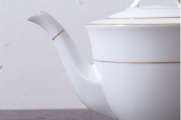 アンティーク雑貨　中古　ノリタケ(Noritake)　シェイプが美しい白いポット(洋食器)