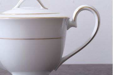 アンティーク雑貨　中古　ノリタケ(Noritake)　シェイプが美しい白いポット(洋食器)
