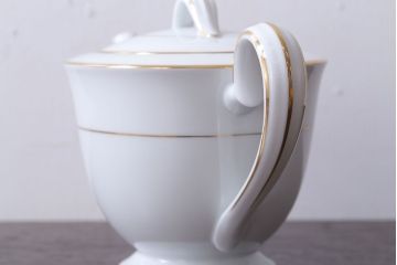 アンティーク雑貨　中古　ノリタケ(Noritake)　シェイプが美しい白いポット(洋食器)