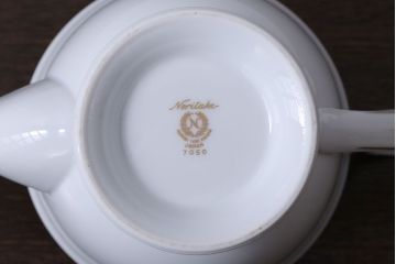 アンティーク雑貨　中古　ノリタケ(Noritake)　シェイプが美しい白いポット(洋食器)