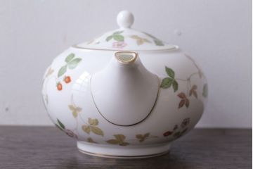 アンティーク雑貨　中古　イギリスWedgwood(ウェッジウッド) ワイルドストロベリー　ポット(洋食器)