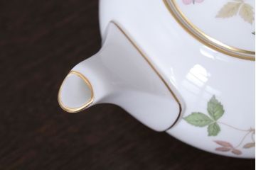 アンティーク雑貨　中古　イギリスWedgwood(ウェッジウッド) ワイルドストロベリー　ポット(洋食器)
