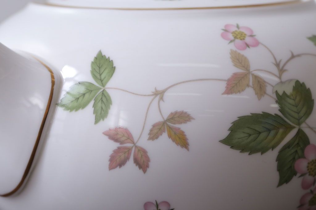 アンティーク雑貨　中古　イギリスWedgwood(ウェッジウッド) ワイルドストロベリー　ポット(洋食器)