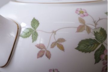 アンティーク雑貨　中古　イギリスWedgwood(ウェッジウッド) ワイルドストロベリー　ポット(洋食器)