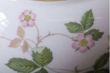 アンティーク雑貨　中古　イギリスWedgwood(ウェッジウッド) ワイルドストロベリー　ポット(洋食器)
