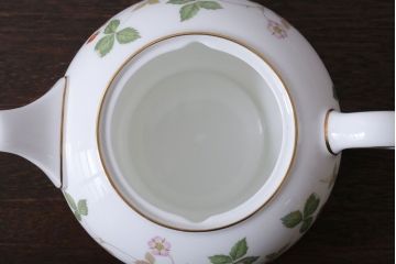 アンティーク雑貨　中古　イギリスWedgwood(ウェッジウッド) ワイルドストロベリー　ポット(洋食器)
