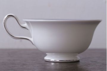 アンティーク雑貨　中古　イギリスWedgwood(ウェッジウッド)　キングスブリッジ　カップ&ソーサー3客セット(洋食器)