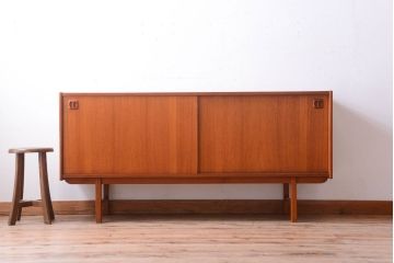 ヴィンテージ家具　北欧ビンテージ　デンマーク製　脚付きサイドボード