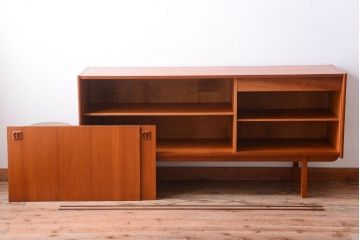 ヴィンテージ家具　北欧ビンテージ　デンマーク製　脚付きサイドボード