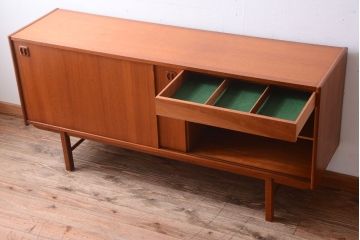 ヴィンテージ家具　北欧ビンテージ　デンマーク製　脚付きサイドボード