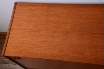 ヴィンテージ家具　北欧ビンテージ　デンマーク製　脚付きサイドボード