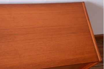 ヴィンテージ家具　北欧ビンテージ　デンマーク製　脚付きサイドボード