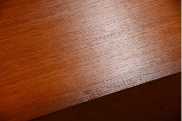 ヴィンテージ家具　北欧ビンテージ　デンマーク製　脚付きサイドボード