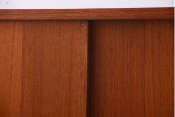 ヴィンテージ家具　北欧ビンテージ　デンマーク製　脚付きサイドボード