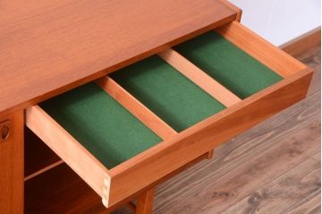 ヴィンテージ家具　北欧ビンテージ　デンマーク製　脚付きサイドボード