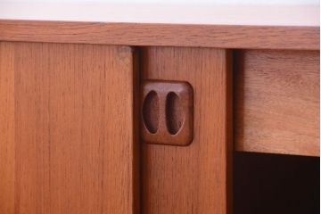 ヴィンテージ家具　北欧ビンテージ　デンマーク製　脚付きサイドボード