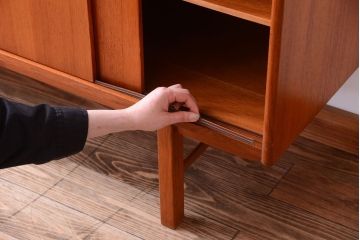 ヴィンテージ家具　北欧ビンテージ　デンマーク製　脚付きサイドボード