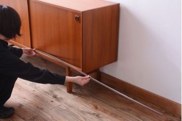 ヴィンテージ家具　北欧ビンテージ　デンマーク製　脚付きサイドボード