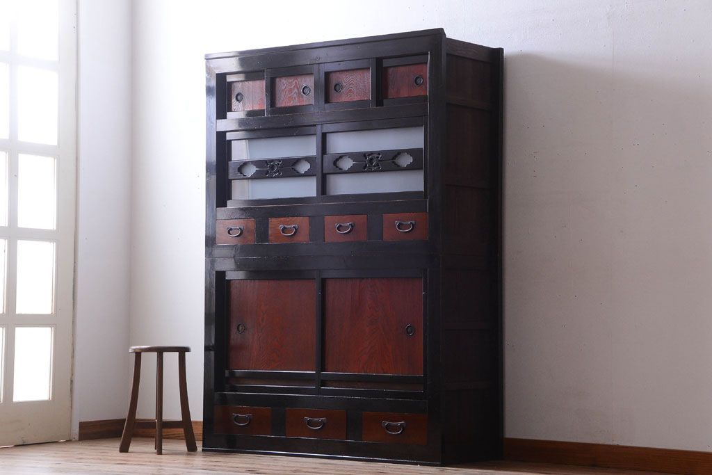 アンティーク家具　古民具・骨董　四尺　前面黒漆が美しい和モダンな重ねアンティーク水屋箪笥