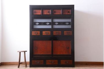 アンティーク家具　古民具・骨董　四尺　前面黒漆が美しい和モダンな重ねアンティーク水屋箪笥